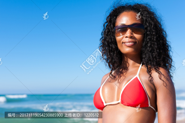 有吸引力的女人在海灘上的比基尼