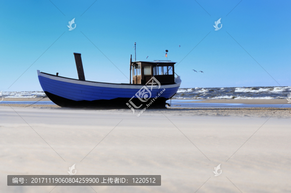 在波羅的海海灘上的漁船