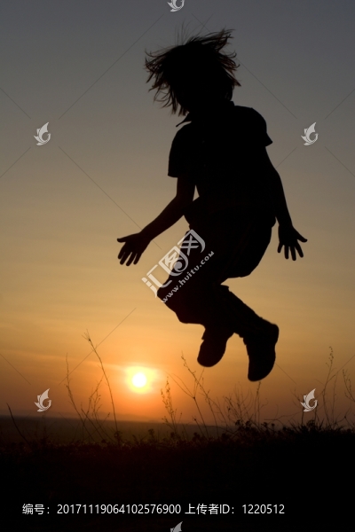 年輕的女孩,-,在日落時的剪影跳