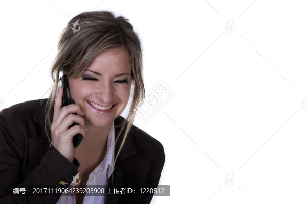 年輕的金發(fā)女人在電話里笑