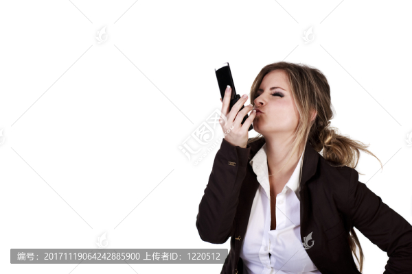 年輕女子親吻她的手機(jī)