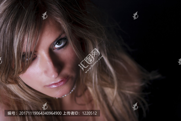 一個年輕的金發(fā)女子肖像,-,頭發(fā)在眼睛