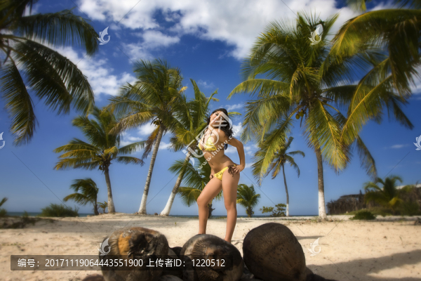 在棕櫚樹(shù)下的年輕女孩