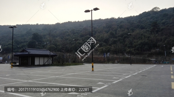 景區(qū)停車場內(nèi)古典的小亭