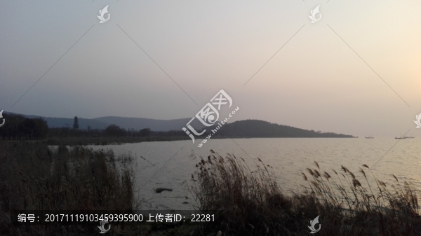 夕陽下寧靜的太湖湖面
