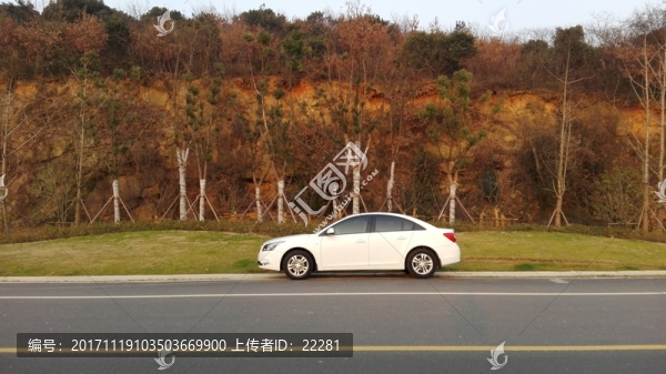 一輛雪佛蘭停在景區(qū)公路路邊