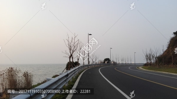 寬闊整潔的環(huán)湖大道