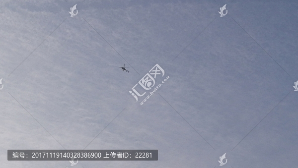 藍(lán)天上空巡邏的直升機(jī)