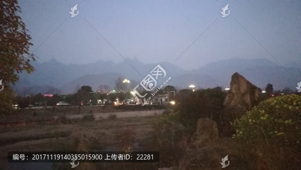 夜幕下的九華山腳下