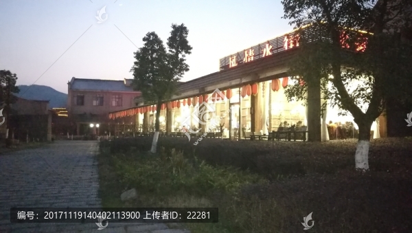 燈火通明的水街酒樓