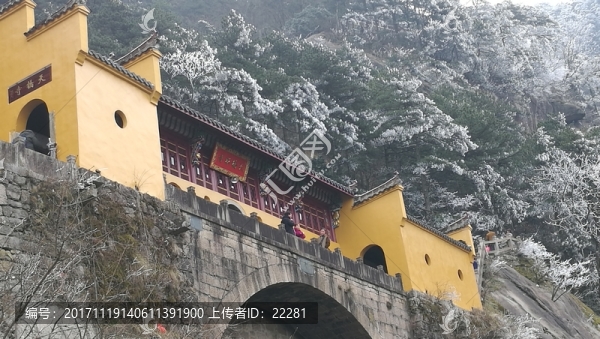 懸崖下的寺廟
