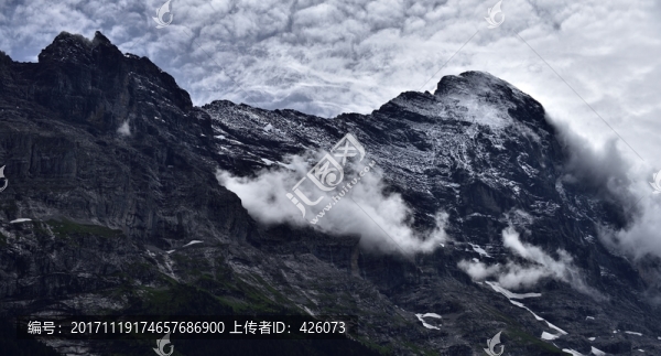 云霧繞山峰