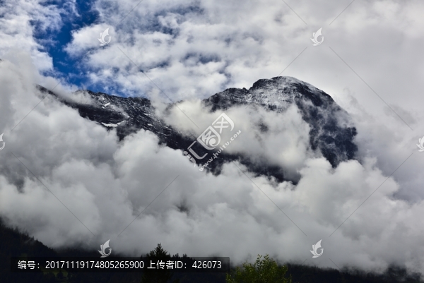 云霧繞山峰