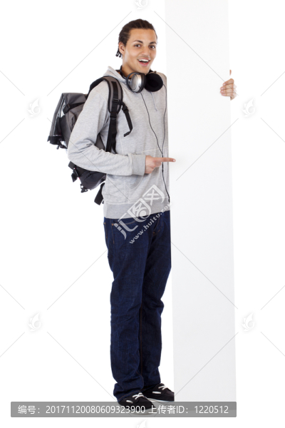 年輕的黑人熱衷于廣告標(biāo)志
