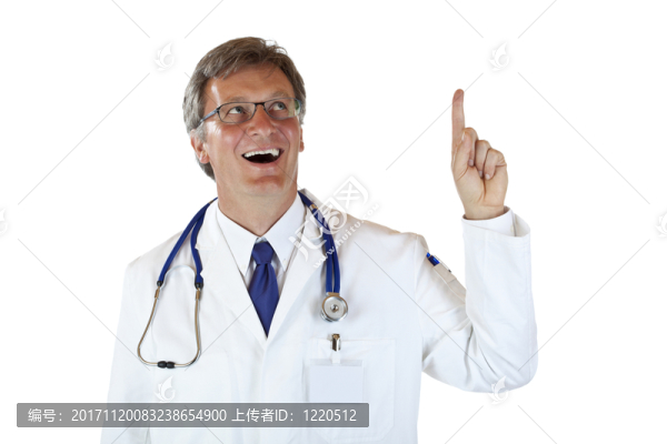 有聽診器指向和笑與手指的醫(yī)生在拷貝空間