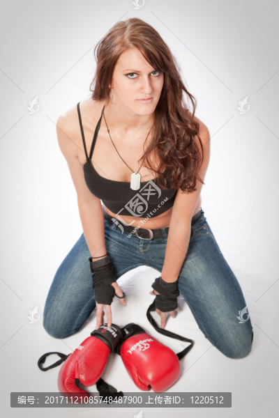 拳擊手套的女人