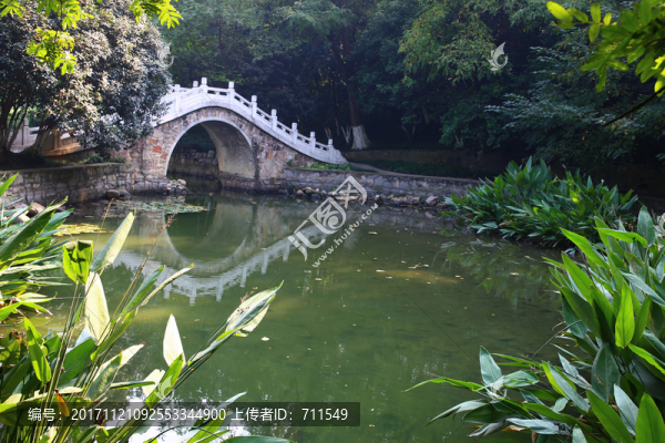 池塘拱橋