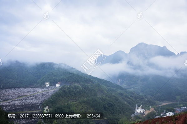 霧色山野