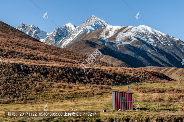 四川德格雀兒山雪山