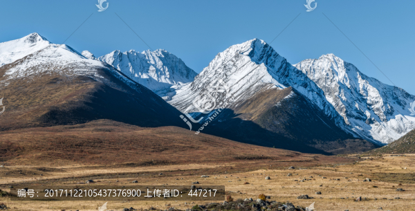 四川德格雀兒山雪山