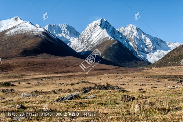 四川德格雀兒山雪山