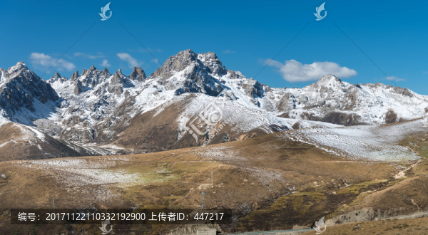 四川德格雀兒山雪山