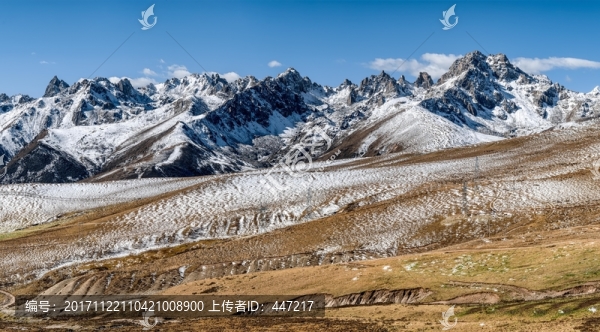 四川德格雀兒山雪山