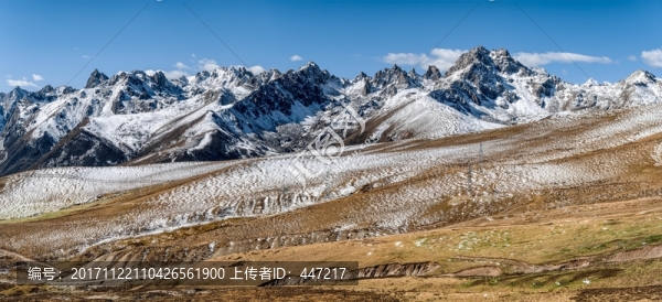 四川德格雀兒山雪山