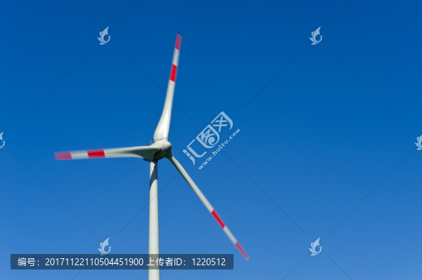 反對藍(lán)色背景的windkraftrad