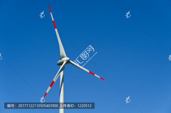 風(fēng)力渦輪機(jī)反對藍(lán)色背景