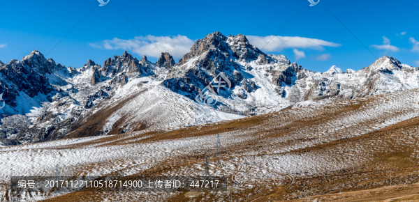 四川德格雀兒山雪山