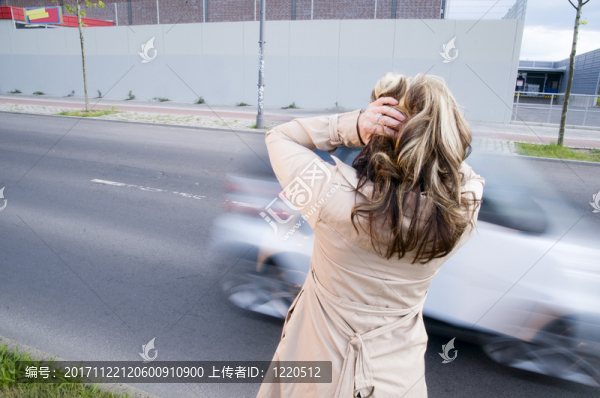 交通噪音和女性的后方