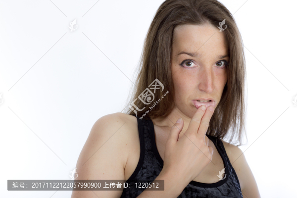 美麗的女孩2在唇上的手指