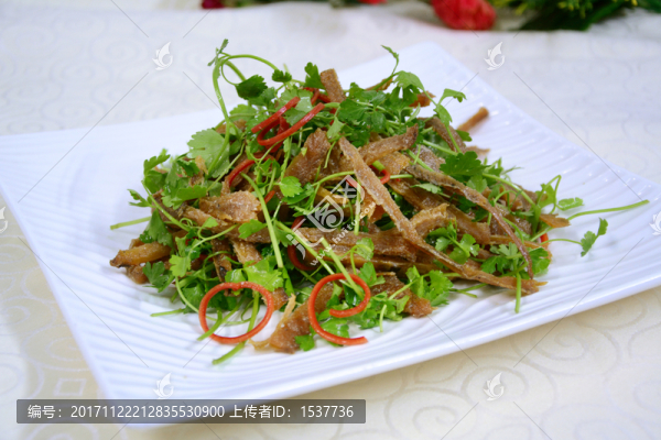 三葉香拌酥魚