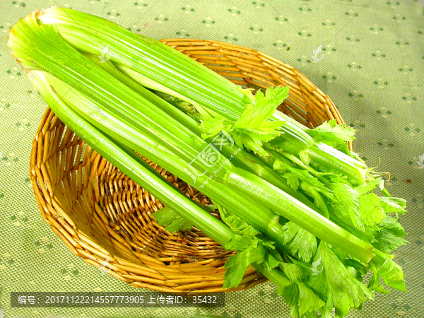 芹菜,放在籃子里