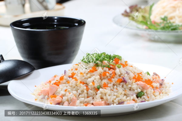 三文魚(yú)蟹子炒飯