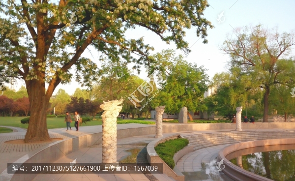 公園一角,龍柱
