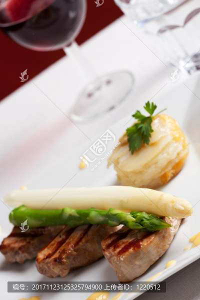 接近土豆焦干酪和在切片的白色和綠色蘆筍