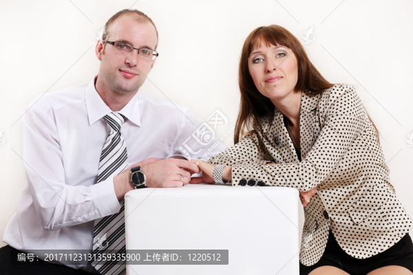 年輕快樂的家庭男人和女人一起在白色背景上