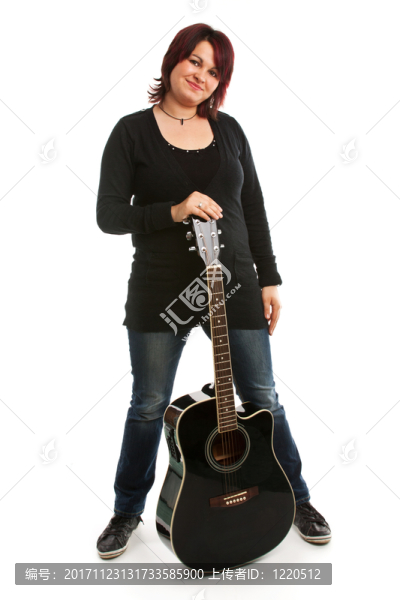 黑色吉他站的女人