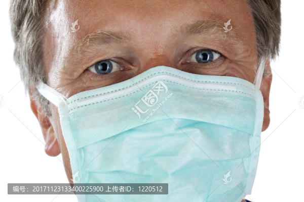 戴著手術(shù)口罩的醫(yī)生的面孔的特寫鏡頭作為抗病毒
