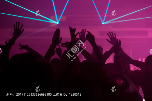 人們用激光在迪斯科舞廳跳舞