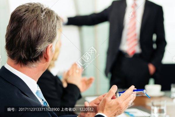 鼓掌在會(huì)議上發(fā)表演講
