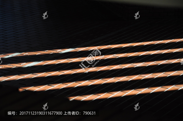 透過玻璃的光影