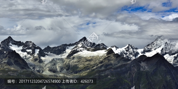連綿雪山