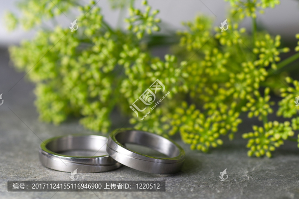 結(jié)婚戒指和綠色的花朵