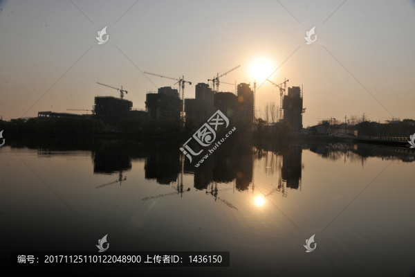 湖畔建筑剪影