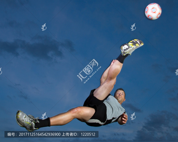 在fallrückzieher的足球運(yùn)動(dòng)員