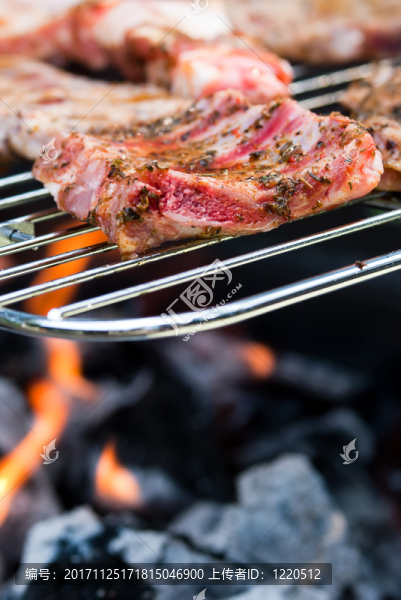烤架上的肉