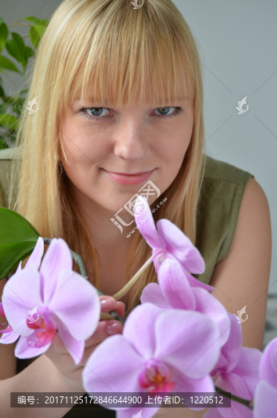 年輕有魅力的女人與蘭花